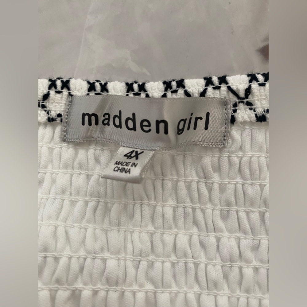 NWT.. MADDEN GIRL WOMENS PLUS WHITE TIE SHOULDER TIE SMOCKED DRESS - Picture 4 of 13